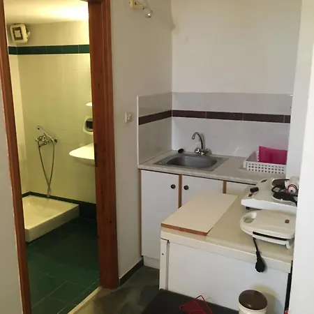 Budget In A Semi-basement - Possidonia