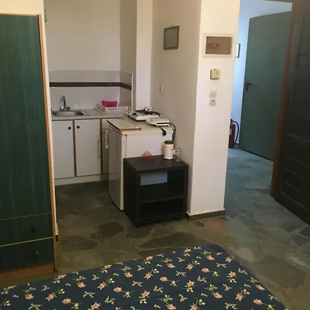 Budget In A Semi-basement - Possidonia * Posidhonía