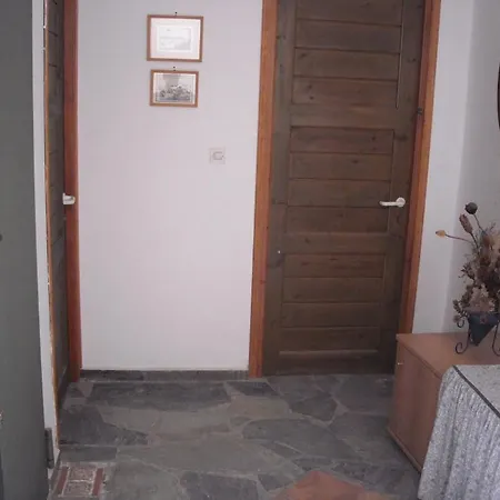 Apartman Budget At Semi-basement - Possidonia *