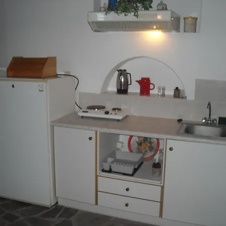Budget In A Semi-basement - Possidonia Apartament