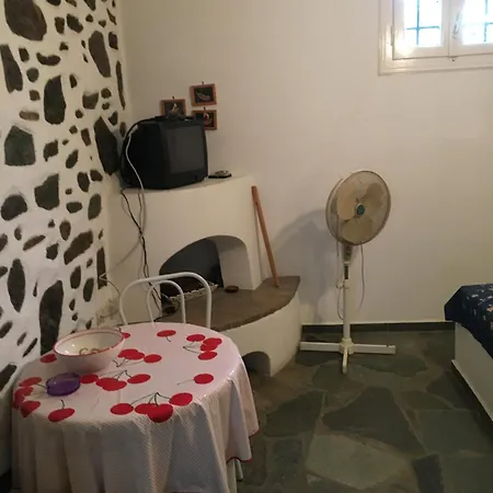 Budget In A Semi-basement - Possidonia Apartament Posidhonía